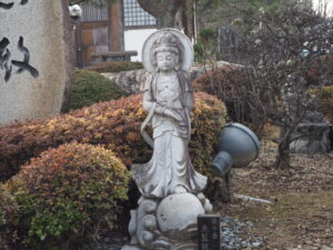 足利三十三観音霊場巡り:定年寺の観音像の写真です。