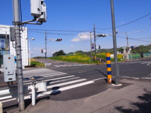 車両通行制限のポールを抜けた所の交差点写真です。