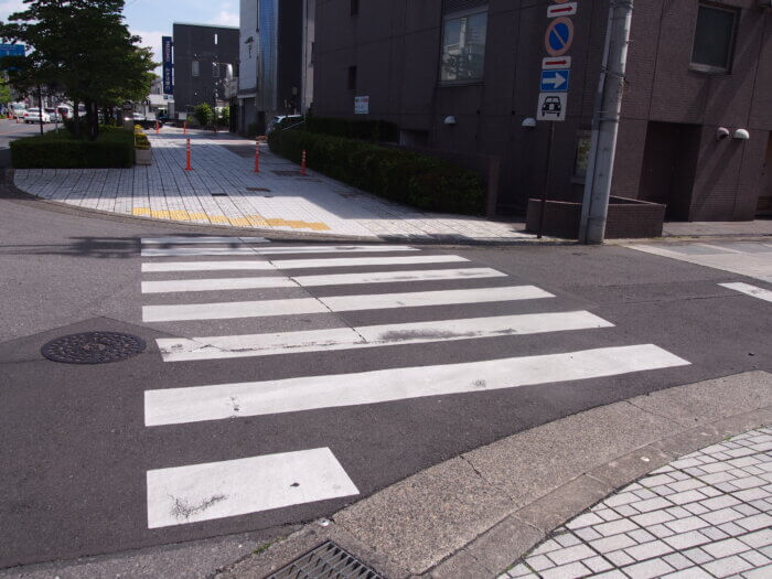 踏切を渡ったすぐの十字路の写真です。