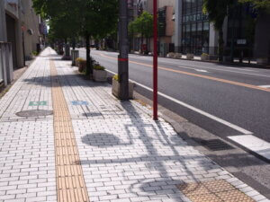 横断歩道を渡った所の風景写真です。