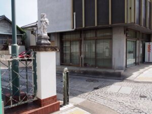 鑁阿寺入り口、「大日大門通り」の写真です。