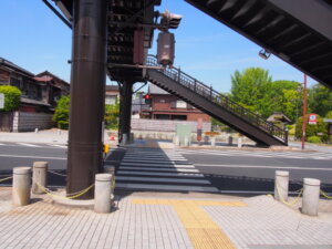 太平記館前の歩道橋と横断歩道の写真です。