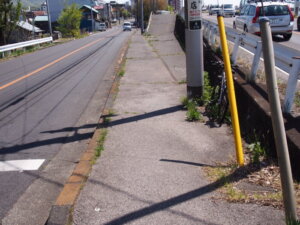 歌碑に向かう歩道の写真です。