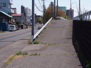 右側の歩道を上ぼる写真です。