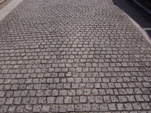 右折したところの石畳の道路の写真です。