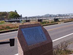 「渡良瀬橋の歌碑」の背景には「渡良瀬橋」が見える写真です。