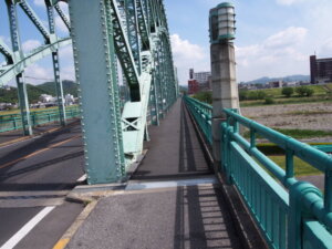 「中橋」の自転車・歩行者用歩道の写真です。