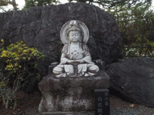 足利三十三観音霊場巡り:定年寺の観音像の写真です。