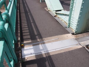 「中橋」歩道幅の計測写真です。