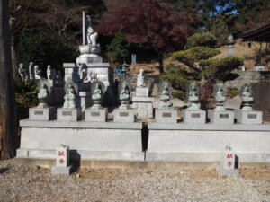 寺岡山元三大師　八体仏の写真です。