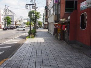 交差点の歩道を渡ったところの風景です。