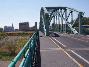 中橋の歩道の写真です。