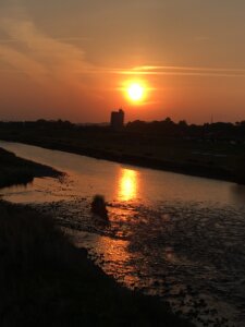 渡良瀬橋から見る夕日の写真です。