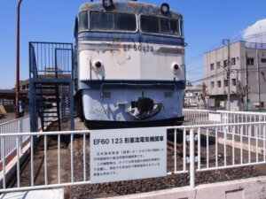 展示されている電車の前の写真です。