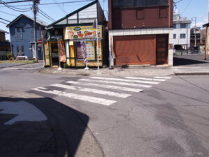 足利駅西の横断歩道の写真です。