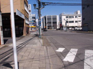 短い歩道を渡って左に曲った風景です。