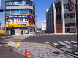 JR足利駅入り口交差点の一つ西側の交差点の写真です。