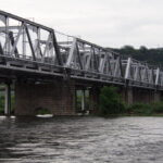 水嵩が増す7月の渡良瀬川と渡良瀬橋の写真です。