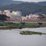 渡良瀬川上流から臨む渡良瀬橋の写真です。
