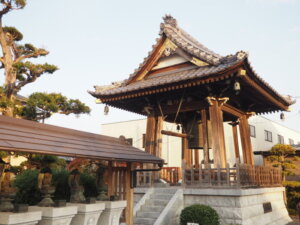 徳蔵寺　鐘楼の写真です。