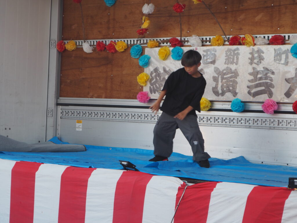 足利市西新井町自治会納涼祭：ヒップホップダンスの写真です。