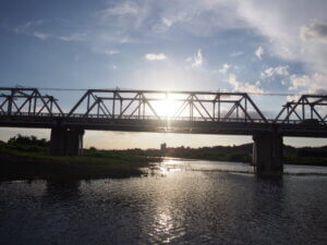 渡良瀬橋の夕景の写真です。