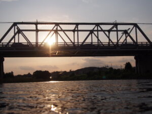 渡良瀬橋の欄干から夕日が見える写真です。