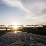 7月の夕日が沈む渡良瀬橋の写真です。