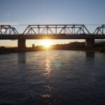 8月の夕日と渡良瀬橋の写真です。