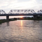 沈む太陽と渡良瀬橋の写真です。