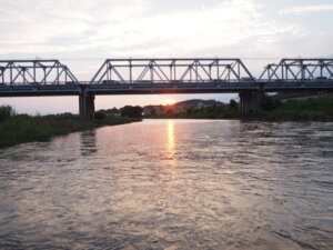 沈む太陽と渡良瀬橋の写真です。