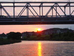 日没と渡良瀬橋の写真です。
