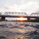 渡良瀬橋と7月の夕日の写真です。