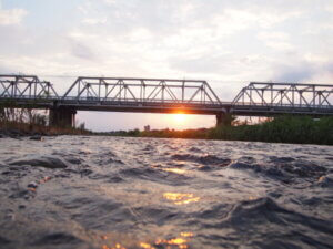 渡良瀬橋と7月の夕日の写真です。