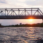 渡良瀬橋の7月の夕日の写真です。