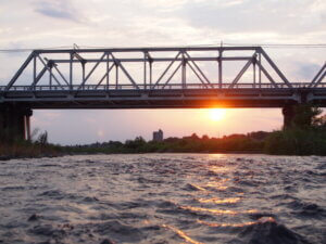 渡良瀬橋の7月の夕日の写真です。