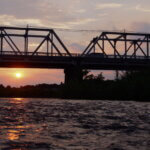 渡良瀬橋と沈む夕日の写真です。
