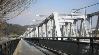 足利市中央方面へ向かう渡良瀬橋の写真です。