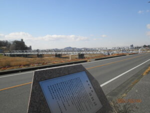 渡良瀬橋の歌碑と渡良瀬橋の写真です。