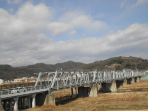 渡良瀬川右岸の東から見た「渡良瀬橋」の写真です。