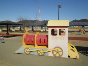蒸気機関車型の遊具