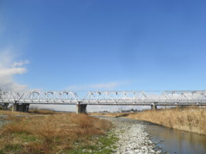 河原と川と橋のコラボレーション写真です。