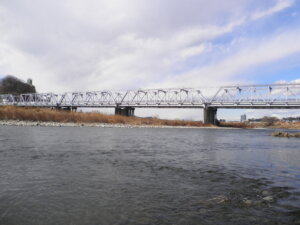 渡良瀬橋の下を渡良瀬川が流れている写真です。