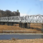 浅間山を背景にした渡良瀬橋の写真です。