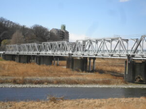 浅間山を背景にした渡良瀬橋の写真です。