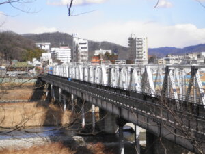 浅間山から見た渡良瀬橋の写真です。