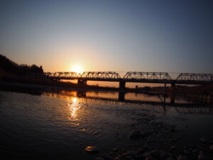 夕日に映える「渡良瀬橋」の写真です。