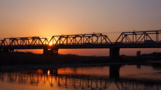 夕日に映える「渡良瀬橋」の写真です。