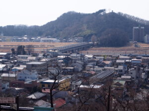 織姫神社から臨む「渡良瀬橋」の写真です。