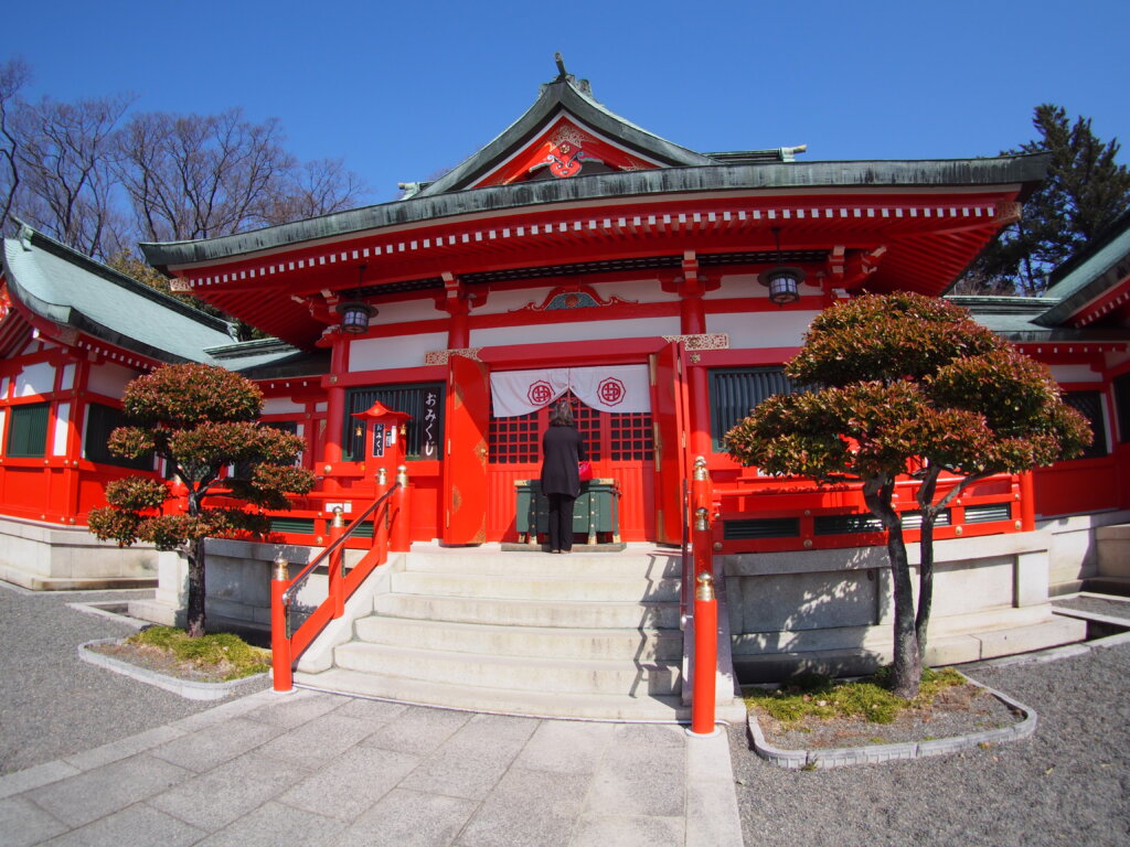 お祈りする人の写真です。